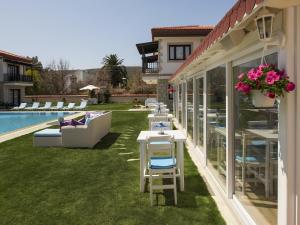 En terrasse eller udendørsområde på Mara Bahçe Alacati
