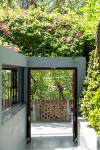 Сад в CHiEM HoiAn - The Beachside Boutique Hotel & Villa