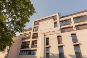 an apartment building with windows and balconies at Suite Montrachet 4 personnes vue cathédrale 1 Place de parking in Dijon