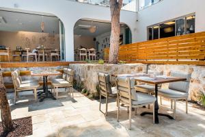 un restaurante con mesas y sillas y un bar en Mavilim Hotel, en Kas
