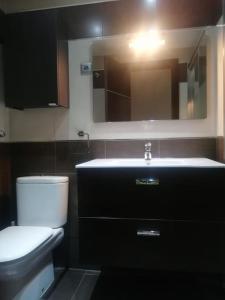 Zdjęcie z galerii obiektu Luminoso apartamento con terraza w Maladze