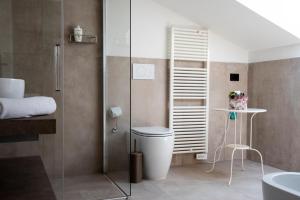 un bagno con wc e doccia in vetro di CasaLO' Igea a Bellaria-Igea Marina Altre 71 foto