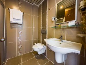 ein Bad mit einem Waschbecken und einem WC in der Unterkunft Dedeoğlu Port Hotel in Fethiye