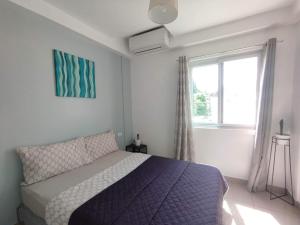 um quarto com uma cama e uma janela em Cebu Mini Hotel em Cebu