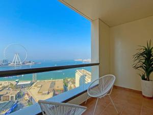 Balkón nebo terasa v ubytování Luxury Apartment 2 Mins Walk from Sea