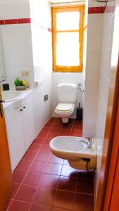 y baño con aseo y lavamanos. en La Casa dei due Ulivi, en Capo dʼOrlando