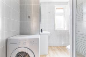 baño con ventana y lavadora blanca en WhiteHorse 2 CahorsCityStay en Cahors