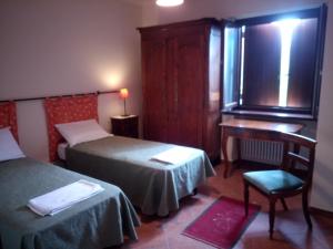 Zimmer mit 2 Betten, einem Schreibtisch und einem Stuhl in der Unterkunft la Resistance 