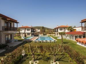 Vista sulla piscina di Mara Bahçe Alacati o su una piscina nei dintorni