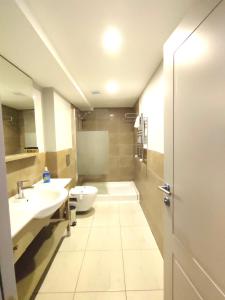 une salle de bain avec une baignoire, un lavabo et des toilettes dans l'établissement Galata World Hotel, à Istanbul 32 autres photos