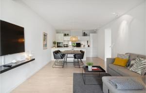 ヘルシンゲルにあるStunning Apartment In Helsingr With Wifiのリビングルーム(ソファ、テーブル付)