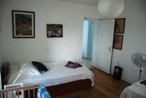 Łóżko lub łóżka w pokoju w obiekcie Rustic Holiday Home Miketa