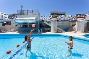 Bazén v ubytovaní Hotel Excelsior alebo v jeho blízkosti