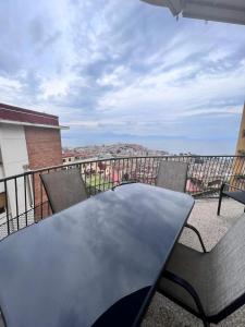 einen Tisch und Stühle auf einem Balkon mit Aussicht in der Unterkunft Oliver Luxury Home in Neapel