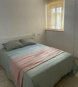 Ce lit se trouve dans un dortoir blanc doté d'une fenêtre. dans l'établissement Pisito del Sol, à Algarrobo-Costa