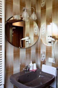 un bagno con lavandino e specchio di CasaLO' Igea a Bellaria-Igea Marina