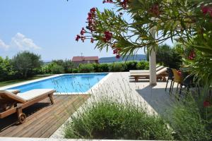 Bazén v ubytování Villa Nikol, heated pool, sea view and BBQ nebo v jeho okolí