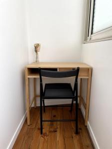 uma cadeira sentada numa secretária num quarto em Les Suites Paloises - Appt. 4 : Le Parc Beaumont em Pau