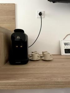 a coffee maker and two cups on a counter at Les Suites Paloises - Appt. 4 : Le Parc Beaumont in Pau