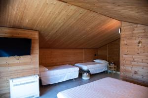 een kamer met 2 bedden en een flatscreen-tv bij CasaLO' Igea in Bellaria-Igea Marina