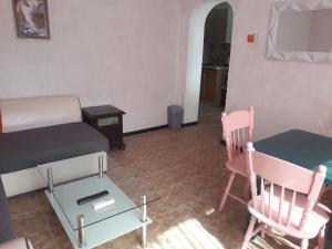Pokój z łóżkiem, stołem i krzesłami w obiekcie LenNy 2 w Kranewie