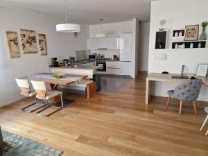 Kuchyň nebo kuchyňský kout v ubytování Premium Apartment Maj ****