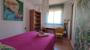 タリファにあるCasa Tarifeñaのベッドルーム(紫色のベッド1台、デスク、シンク付)
