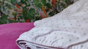 タリファにあるCasa Tarifeñaの紫色のベッドの上に置かれた白いタオル