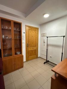 Cette chambre dispose d'une cuisine avec une porte en bois. dans l'établissement NIAGARA - LA CALA, à La Cala de Finestra