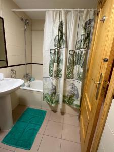 La salle de bains est pourvue d'un rideau de douche, d'un lavabo et d'une baignoire. dans l'établissement NIAGARA - LA CALA, à La Cala de Finestra