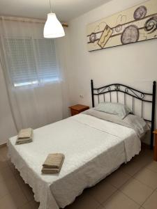 - une chambre avec un lit et 2 serviettes dans l'établissement NIAGARA - LA CALA, à La Cala de Finestra