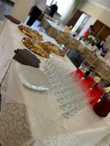 uma mesa com copos de vinho e pratos em L’agrifoglio em Francavilla in Sinni