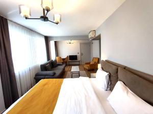 um quarto de hotel com uma cama e uma sala de estar em Galata World Hotel em Istambul