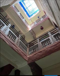 a room with a vaulted ceiling and a window at Juna Mahal Boutique Home Stay in Jodhpur