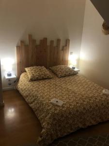 una camera con un grande letto con due lampade di La Team Familly Vue sur le Mont St Michel a Pontaubault
