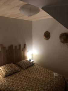 Pontaubault的住宿－La Team Familly Vue sur le Mont St Michel，一间卧室设有一张床和天花板