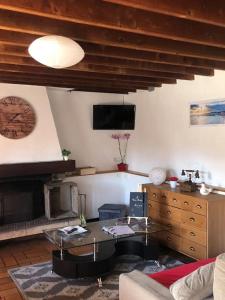 Pontaubault的住宿－La Team Familly Vue sur le Mont St Michel，客厅配有桌子和墙上的时钟