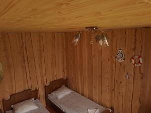 een kamer met een bed in een houten hut bij Brīvdienu māja ar kopējo virtuvi in Salacgrīva