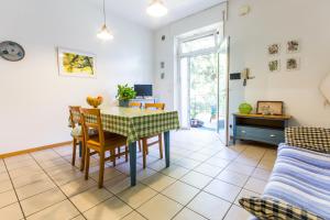sala de estar con mesa, sillas y sofá en Casa Irina, en Riva del Garda