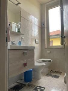 uma casa de banho com um WC, um lavatório e uma janela em Casa vacanza Le Cinque Terre em La Spezia