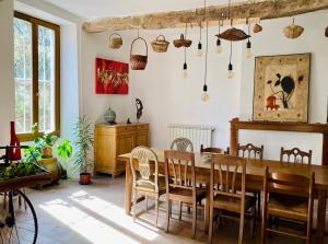 comedor con mesa de madera y sillas en Chambres et gîte en Cévennes, en Cros