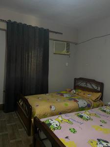 - une chambre avec 2 lits et des draps en chaton dans l'établissement شاليه براس سدر اطلاله بحر, à Ras Sudr