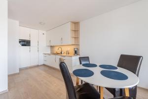 Kuchyňa alebo kuchynka v ubytovaní Horyzont Apartamenty - Kapitański Mostek- BLISKO PORTU- Śniadania