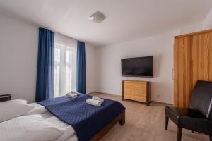 Televízia a/alebo spoločenská miestnosť v ubytovaní Horyzont Apartamenty - Kapitański Mostek- BLISKO PORTU- Śniadania
