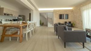 TV a/nebo společenská místnost v ubytování Enchanted Bay House