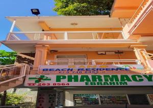 un letrero de farmacia al lado de un edificio en Bano Beach Residence - Grand Bay Beach, en Grand Baie