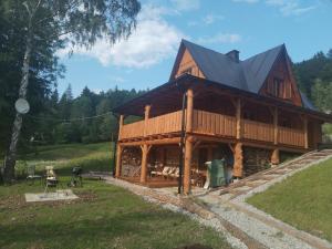 une grande cabane en rondins avec un toit noir dans l'établissement Chata Terasa Kubinska, à Dolný Kubín