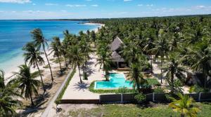een luchtzicht op het resort en het strand bij 81 Palms Resort in Nembrala