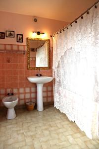 a bathroom with a sink and a toilet and a mirror at Manoir du Mur in Comblessac +66 photos
