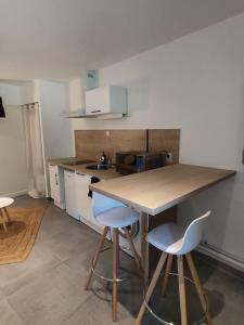 a small kitchen with a table and two chairs at La Ribemontoise in Ribemont